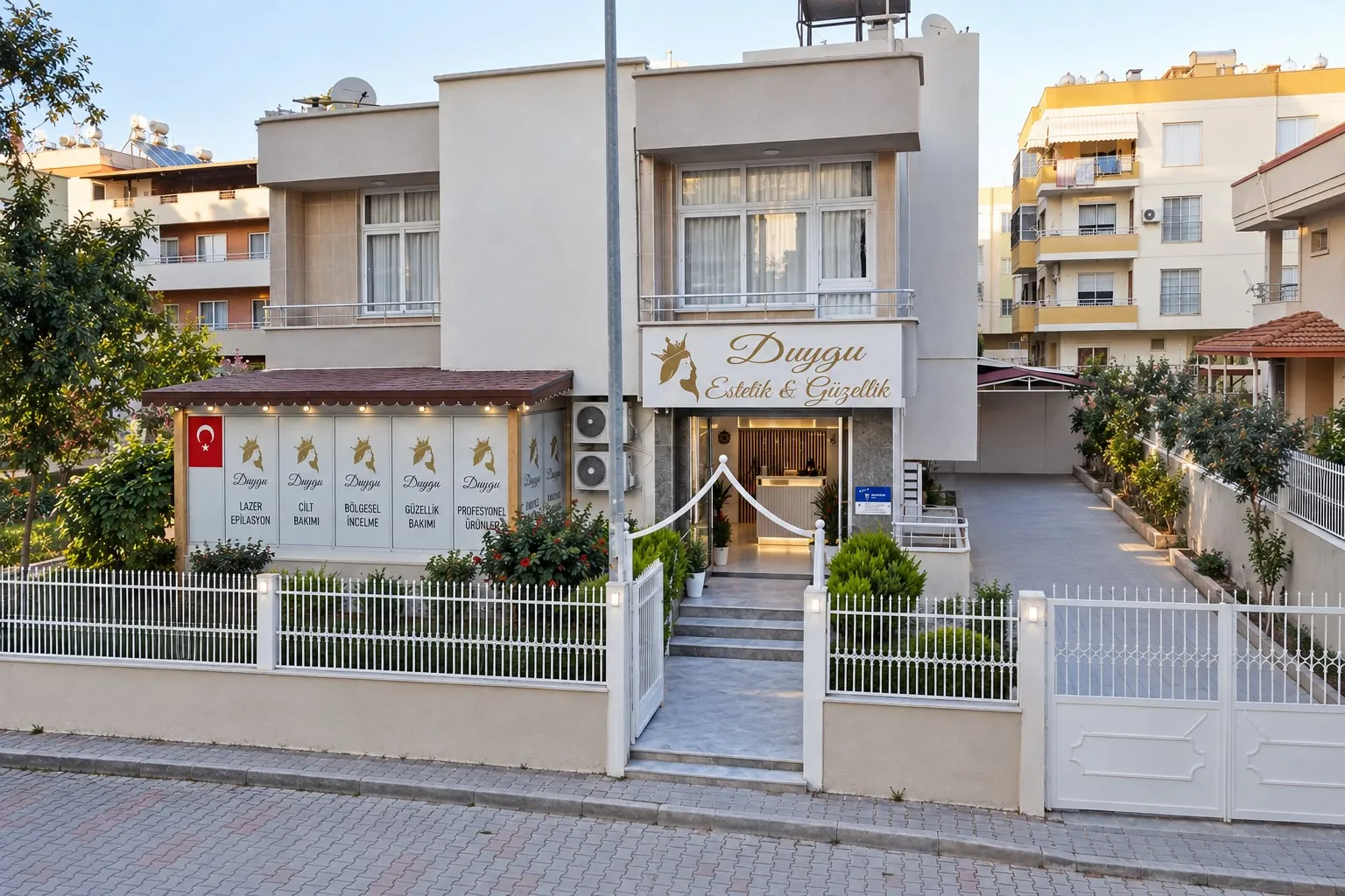 Duygu Estetik ve Güzellik merkezinin bahçeli girişi ve tabelası